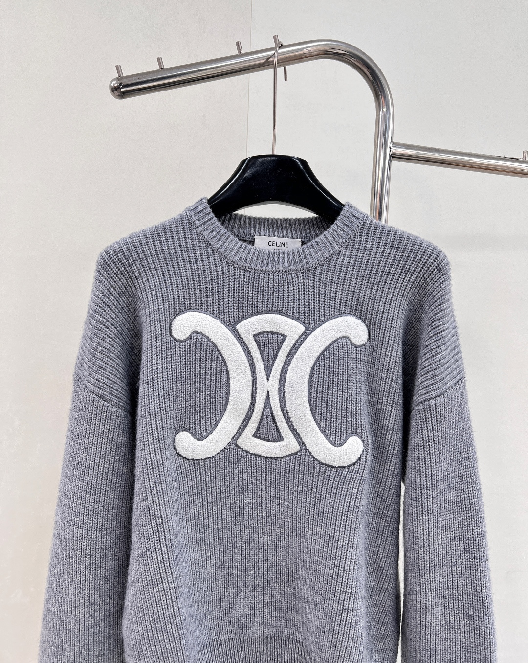 🆕CELINE25SS秋冬新款重工针织圆领毛衣，此款卫衣采用密集针织双面细麻花针织完成，胸前凯旋门独特徽