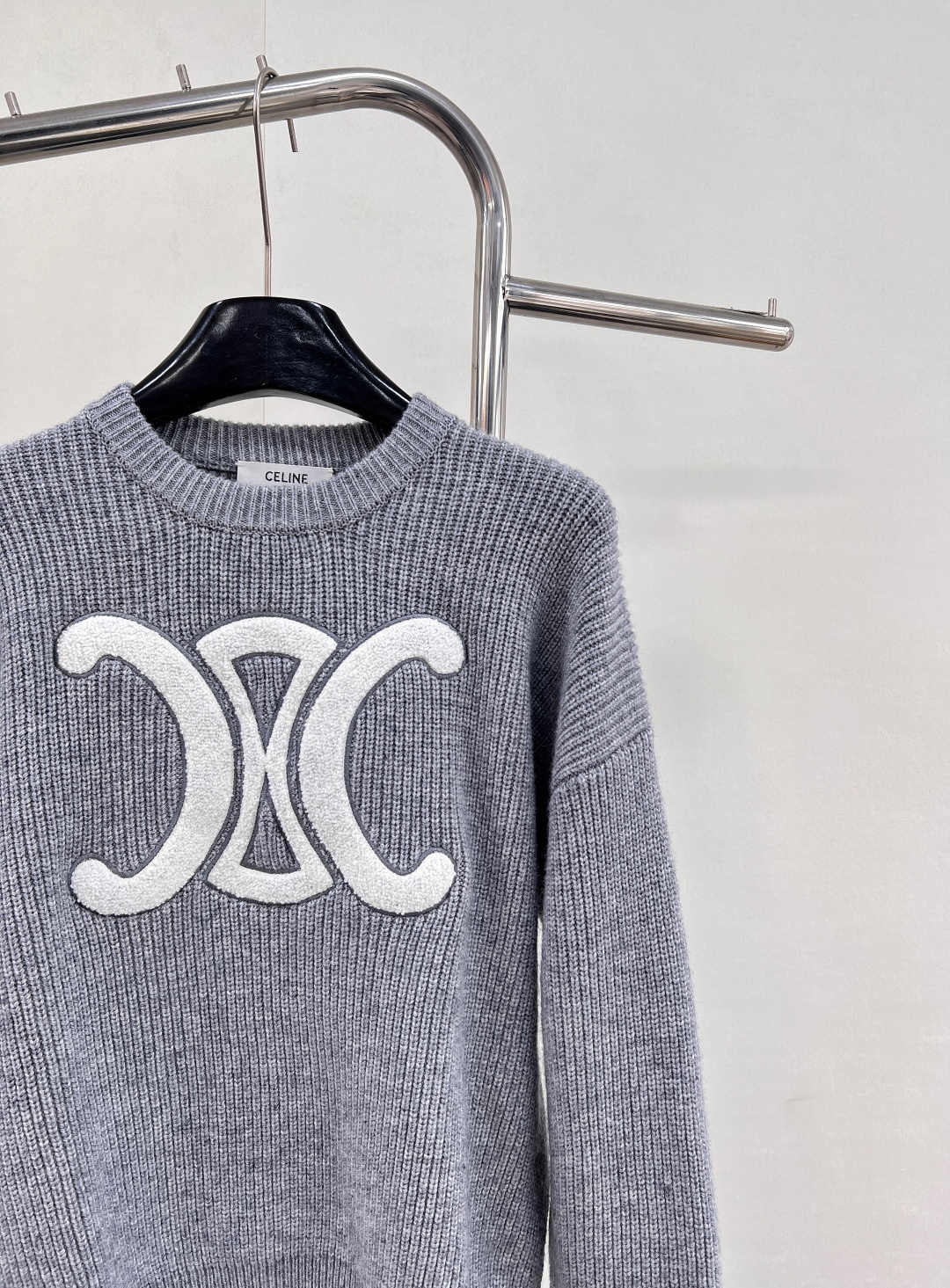 🆕CELINE25SS秋冬新款重工针织圆领毛衣，此款卫衣采用密集针织双面细麻花针织完成，胸前凯旋门独特徽