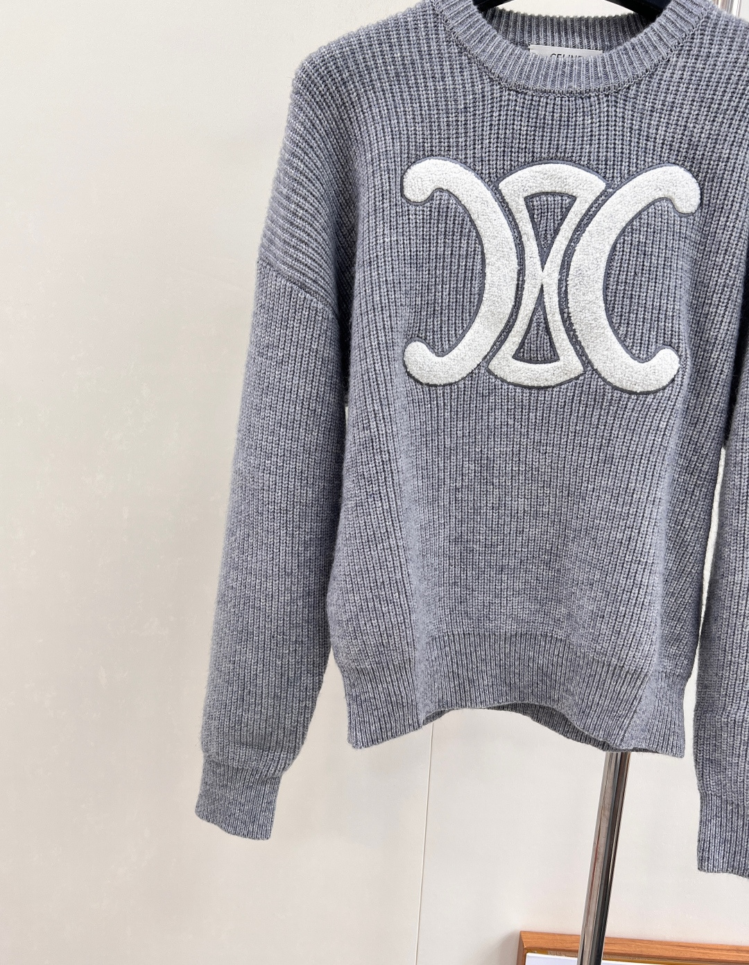 🆕CELINE25SS秋冬新款重工针织圆领毛衣，此款卫衣采用密集针织双面细麻花针织完成，胸前凯旋门独特徽