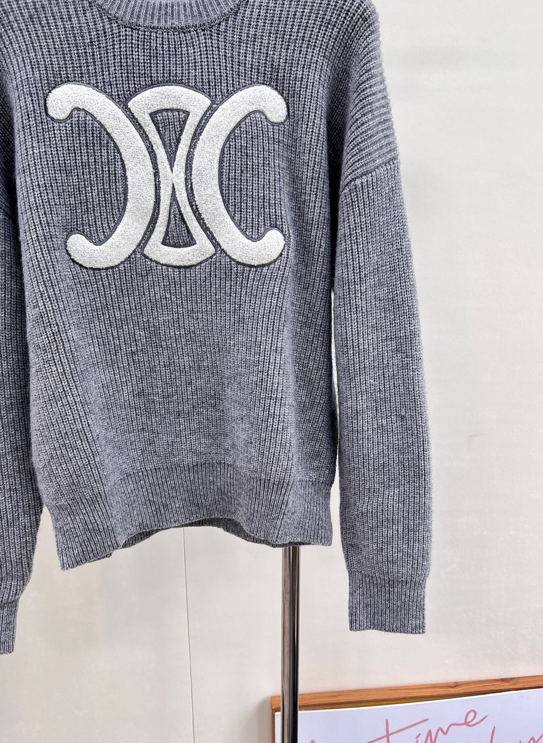 🆕CELINE25SS秋冬新款重工针织圆领毛衣，此款卫衣采用密集针织双面细麻花针织完成，胸前凯旋门独特徽