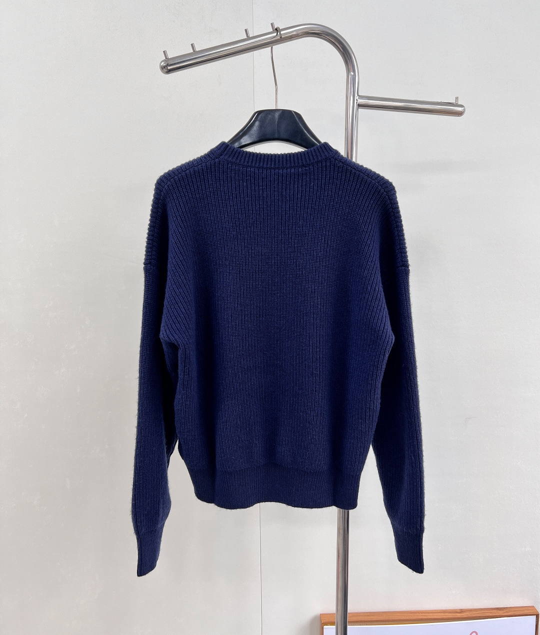 🆕CELINE25SS秋冬新款重工针织圆领毛衣，此款卫衣采用密集针织双面细麻花针织完成，胸前凯旋门独特徽