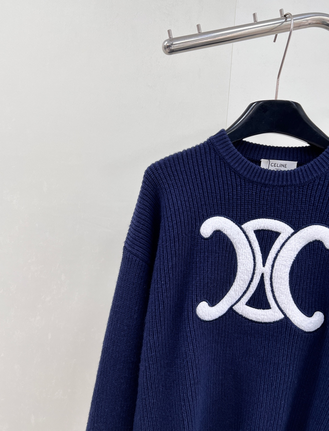 🆕CELINE25SS秋冬新款重工针织圆领毛衣，此款卫衣采用密集针织双面细麻花针织完成，胸前凯旋门独特徽