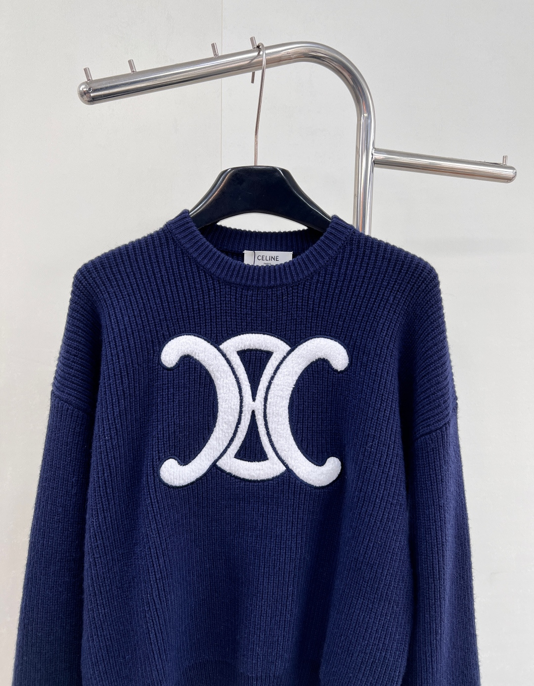🆕CELINE25SS秋冬新款重工针织圆领毛衣，此款卫衣采用密集针织双面细麻花针织完成，胸前凯旋门独特徽