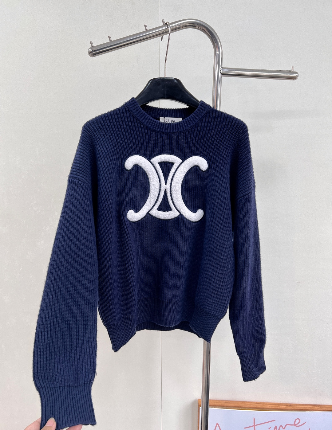 🆕CELINE25SS秋冬新款重工针织圆领毛衣，此款卫衣采用密集针织双面细麻花针织完成，胸前凯旋门独特徽
