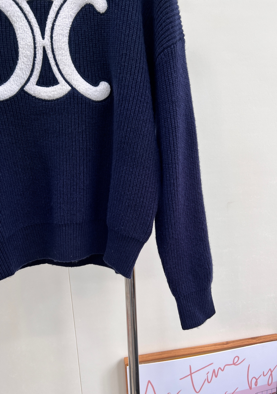 🆕CELINE25SS秋冬新款重工针织圆领毛衣，此款卫衣采用密集针织双面细麻花针织完成，胸前凯旋门独特徽