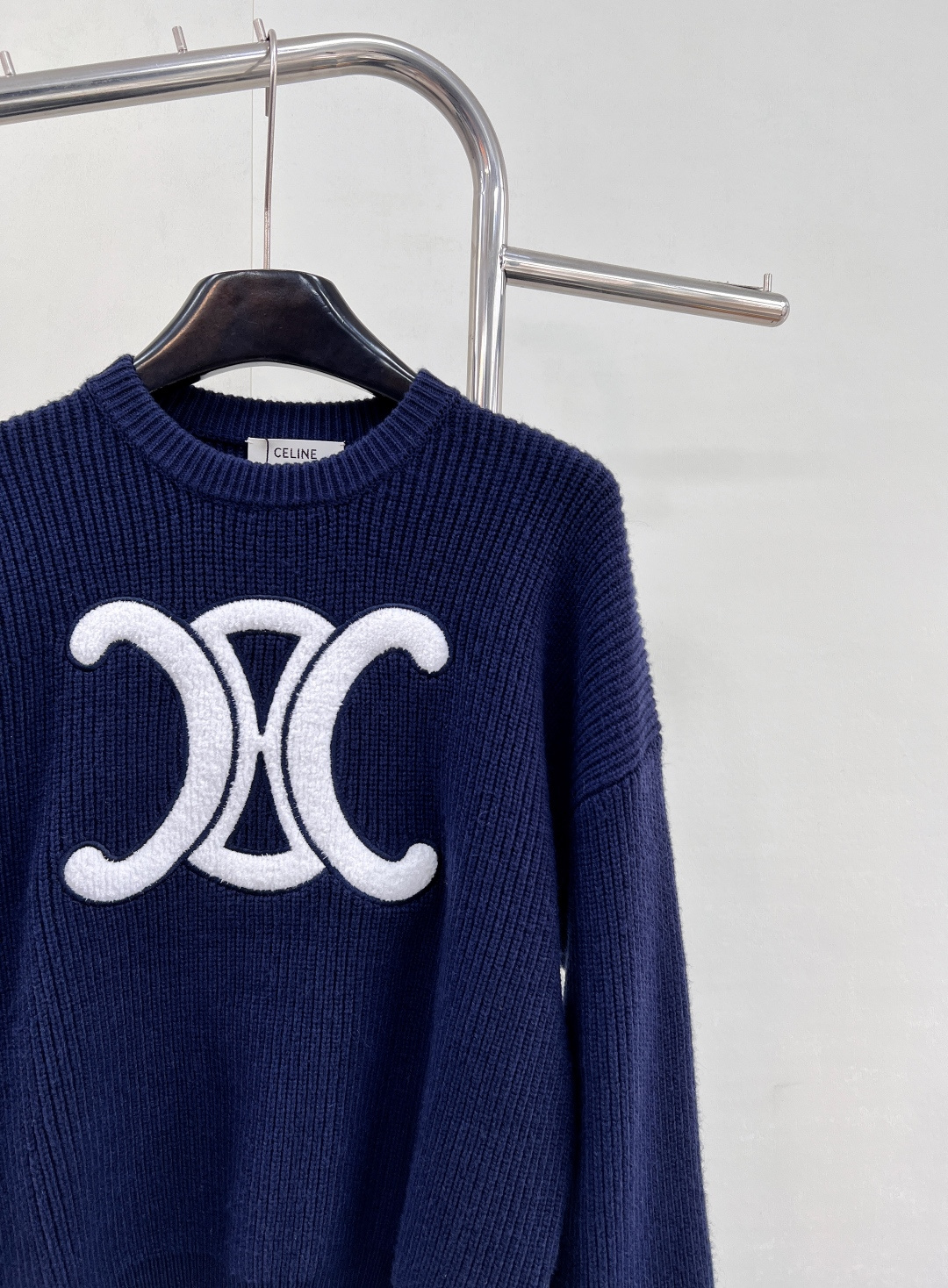 🆕CELINE25SS秋冬新款重工针织圆领毛衣，此款卫衣采用密集针织双面细麻花针织完成，胸前凯旋门独特徽
