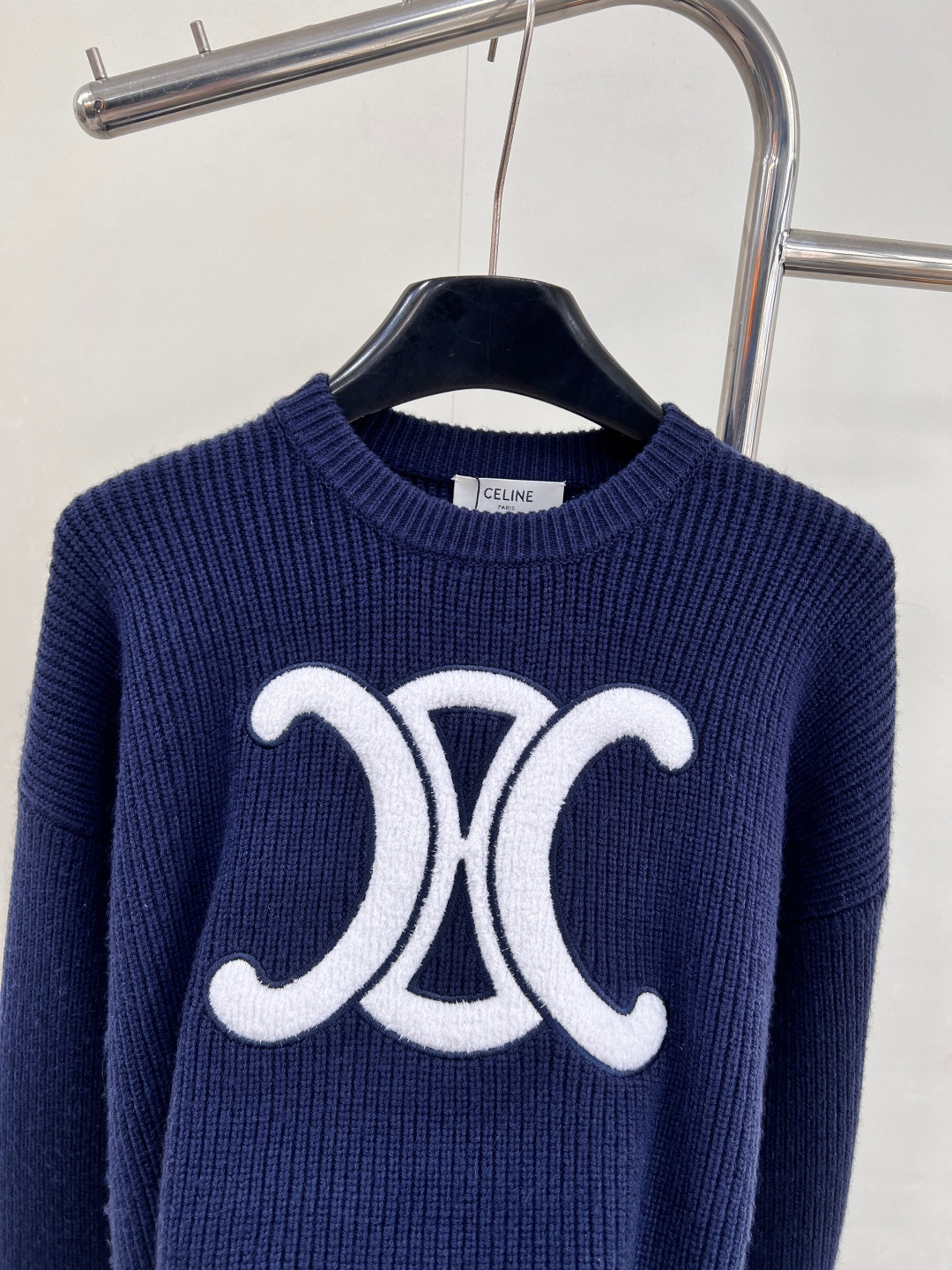 🆕CELINE25SS秋冬新款重工针织圆领毛衣，此款卫衣采用密集针织双面细麻花针织完成，胸前凯旋门独特徽