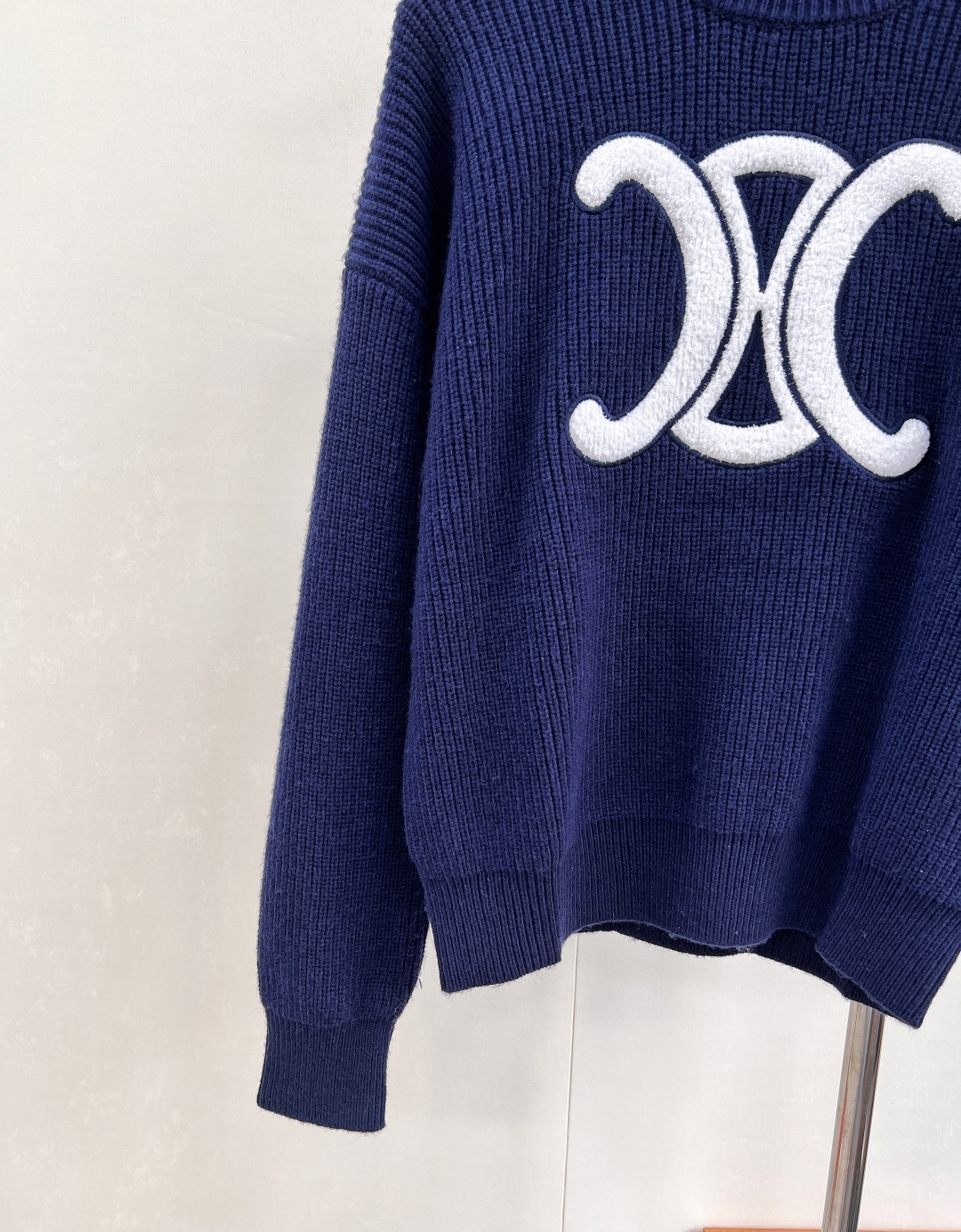 🆕CELINE25SS秋冬新款重工针织圆领毛衣，此款卫衣采用密集针织双面细麻花针织完成，胸前凯旋门独特徽