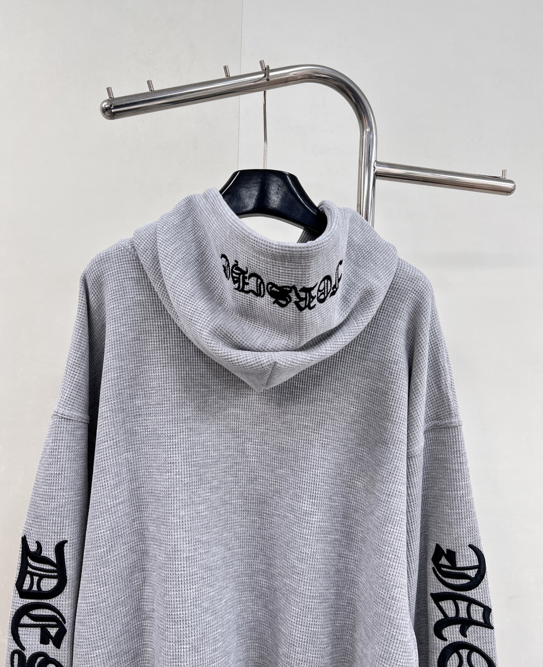 🆕 CHROME HEARTS 新款梵文字母刺绣臂连帽拉链卫衣外套穿上就是随性自如的街头氛围感，早早给你