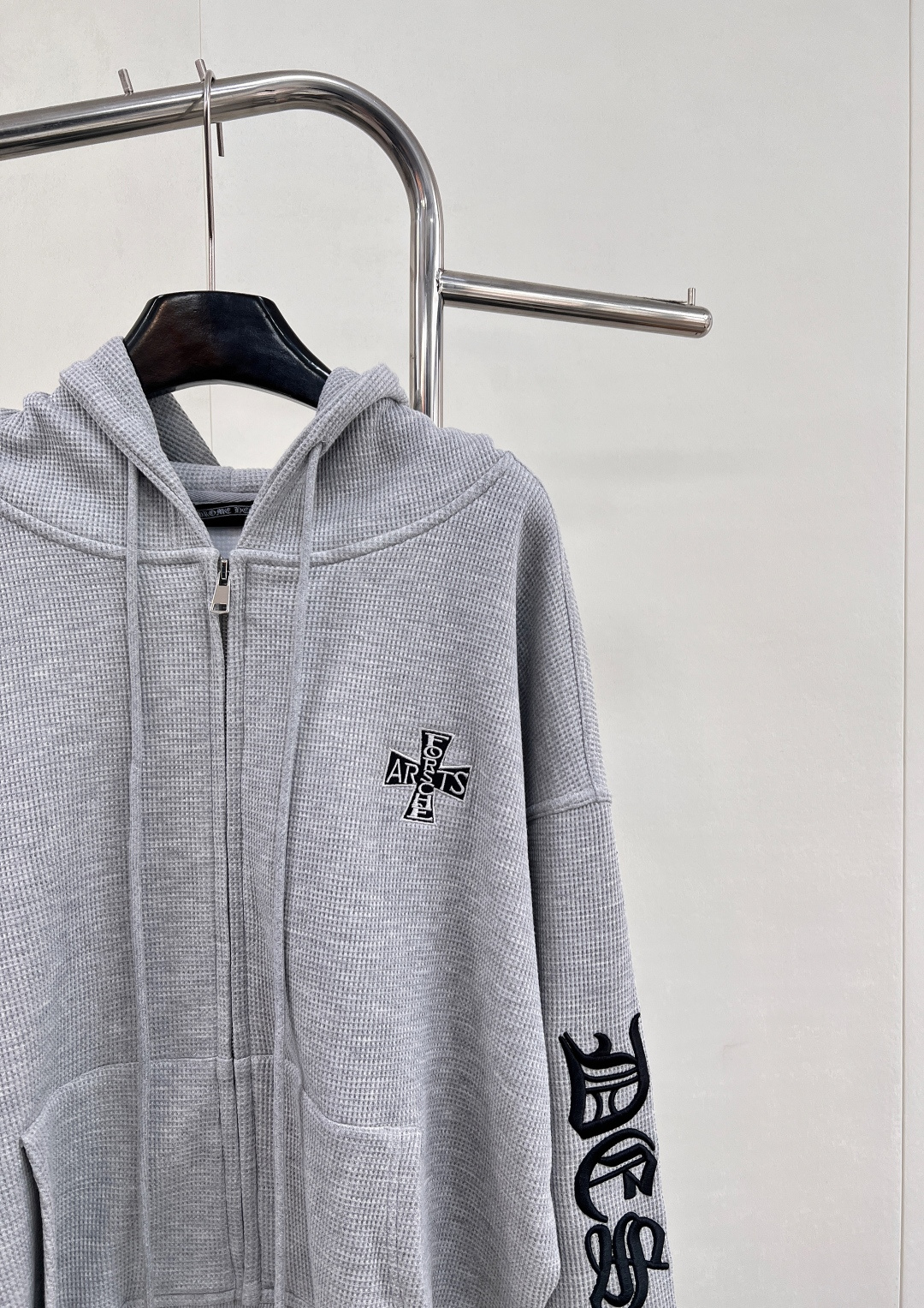 🆕 CHROME HEARTS 新款梵文字母刺绣臂连帽拉链卫衣外套穿上就是随性自如的街头氛围感，早早给你