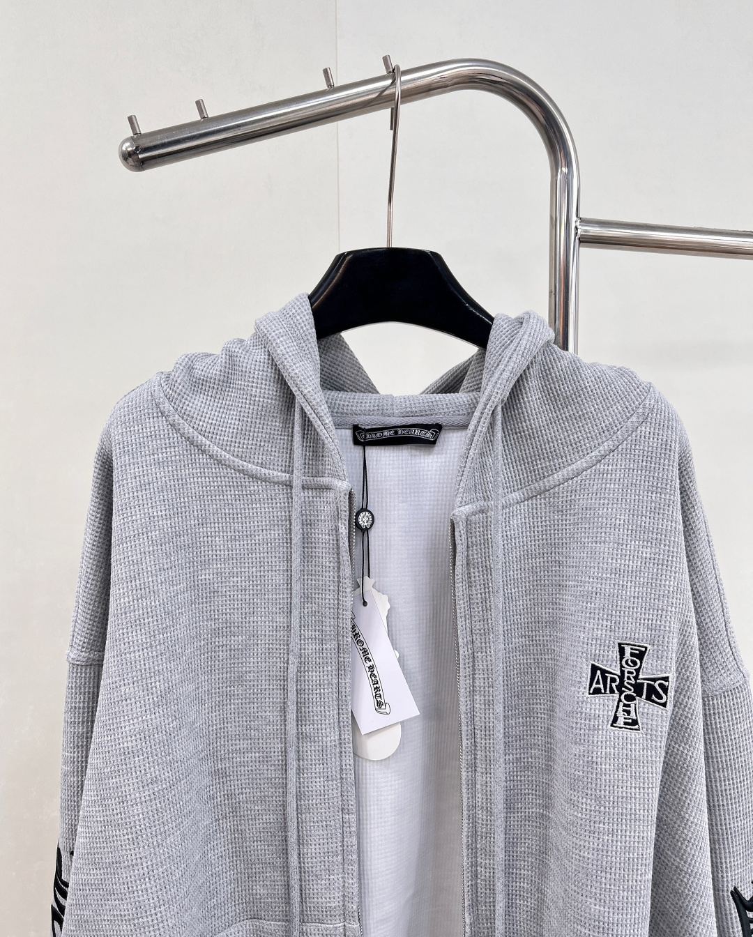 🆕 CHROME HEARTS 新款梵文字母刺绣臂连帽拉链卫衣外套穿上就是随性自如的街头氛围感，早早给你