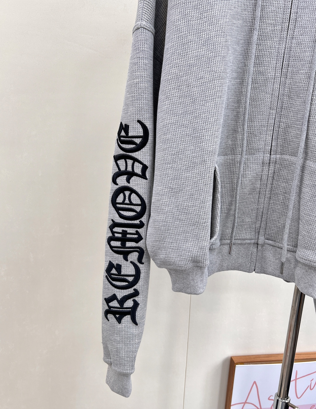 🆕 CHROME HEARTS 新款梵文字母刺绣臂连帽拉链卫衣外套穿上就是随性自如的街头氛围感，早早给你