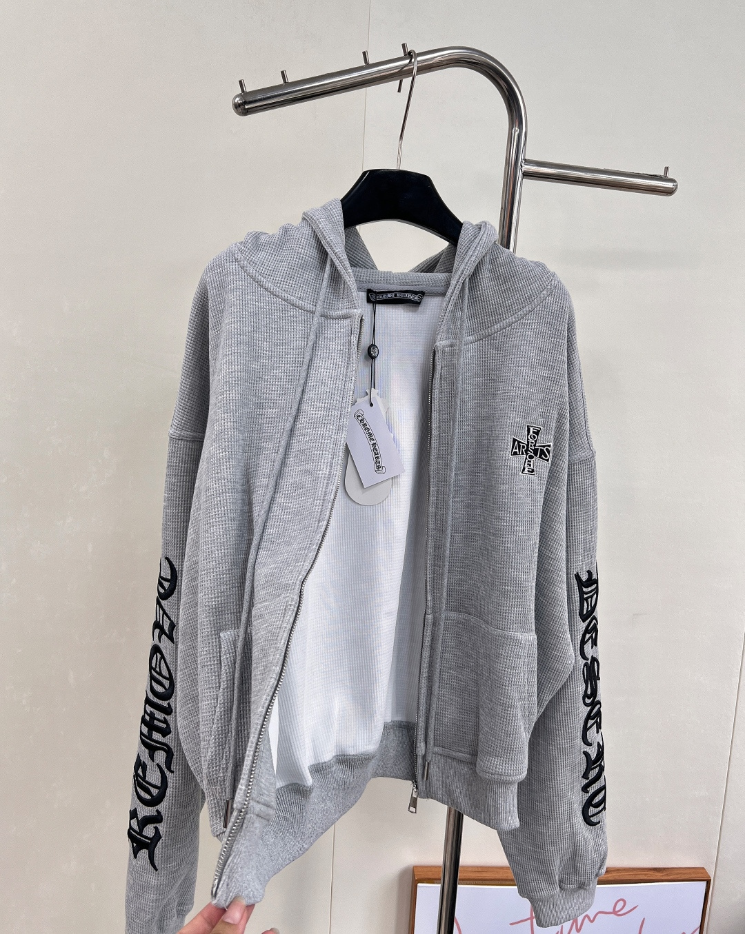 🆕 CHROME HEARTS 新款梵文字母刺绣臂连帽拉链卫衣外套穿上就是随性自如的街头氛围感，早早给你