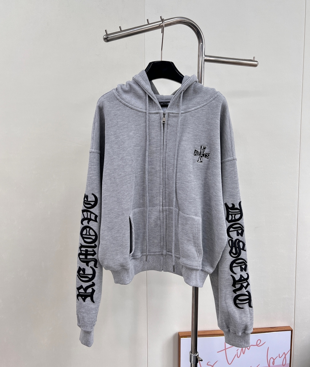 NO:565494,CHROME HEARTS' new Sanskrit letter embroidered arm hooded zipper sweatshirt jacket has a casual street atmosphere when worn. We have brought you this highly wearable item early, giving you a concave shape ~ It is still a familiar style. As a representative brand of the dark style, it integrates rock punk, street hip-hop and other low-key luxury styles. The recognizable logo and Sanskrit design are bold and atmospheric!  A must-have style for trendy outings!  YKK imported zippers and sliders are fully customized with distressed 925 silver hardware and accessories. Perfect for the early autumn season ~ I really can’t say anything about the quality. This jacket works great without being worn on the upper body!  Wearing it is like transforming into a swordsman, exuding strong confidence and charm!  You can wear it casually and look good. It feels completely free and comfortable~ The loose fit makes you feel free to wear it without any restraint. The irresistible charm of Crow Heart color matching is stunning from the back!  Cool and handsome!  Complete three standards, big shipments, size sml coding, chrome hearts, chrome hearts, hoodie, sweatshirts, jackets & coats, hats, alexander wang19860909CHROME HEARTS 新款梵文字母刺绣臂连帽拉链卫衣外套 穿上就是随性自如的街头氛围感,早早给你们出这种穿搭率很强单品 给你们凹造型～ 依旧是熟悉的风格 作为暗黑系的代表品牌 融合摇滚朋克、街头嘻哈等低调的奢华风 充满辨识度的logo和梵文设计粗旷大气 ！潮流出街必不可少的款式！ YKK进口拉链 拉头全定制做旧925银五金辅料初秋时节完美上身～质量真的没得说 这个外套它不上身效果很好！穿上它就像是化身为剑士,散发出强大的自信和魅力！ 随便搭搭就好看,完全是自由舒适的感觉~ 宽松版型 穿上自在无拘束 让人难以抵抗的克罗心拼色魅力 背影杀！很酷很帅气！三标齐全,大货出 尺码sml 编码,,chrome hearts,chrome hearts,hoodie,sweatshirts,jackets & coats,hats,alexander wang,Women's clothing