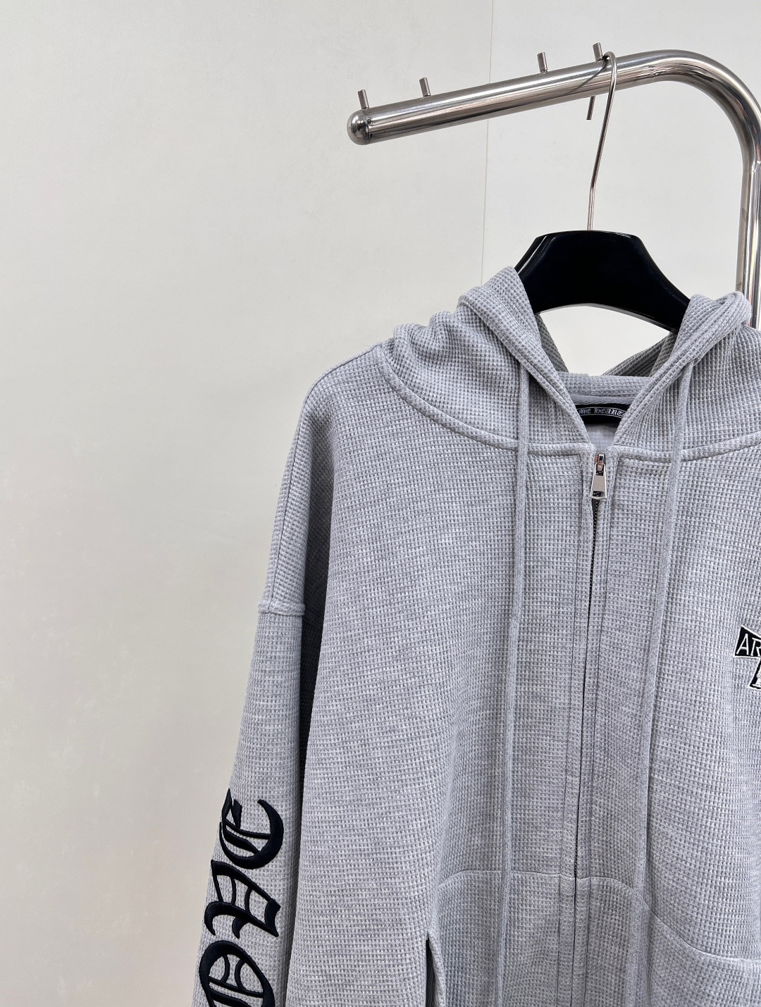 🆕 CHROME HEARTS 新款梵文字母刺绣臂连帽拉链卫衣外套穿上就是随性自如的街头氛围感，早早给你