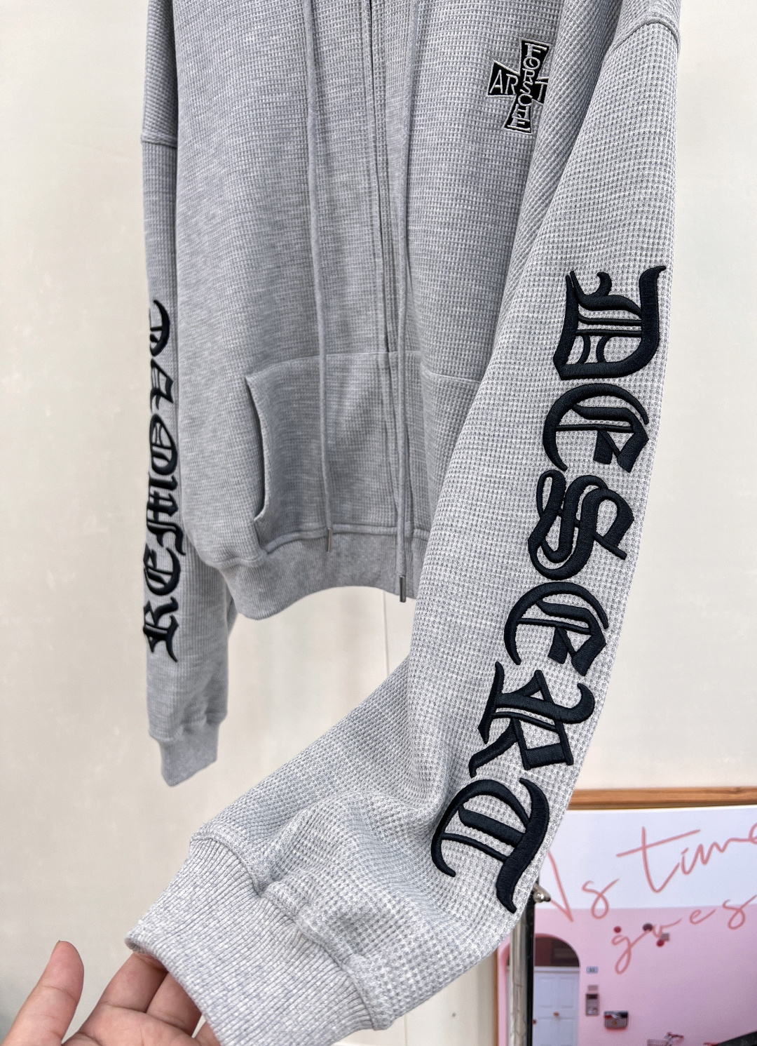 🆕 CHROME HEARTS 新款梵文字母刺绣臂连帽拉链卫衣外套穿上就是随性自如的街头氛围感，早早给你