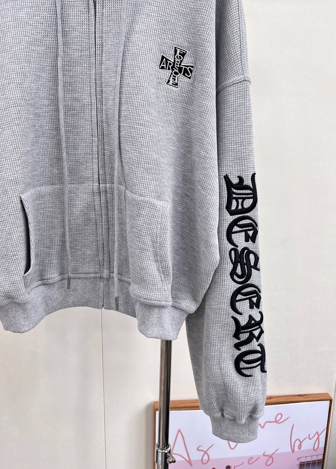 🆕 CHROME HEARTS 新款梵文字母刺绣臂连帽拉链卫衣外套穿上就是随性自如的街头氛围感，早早给你