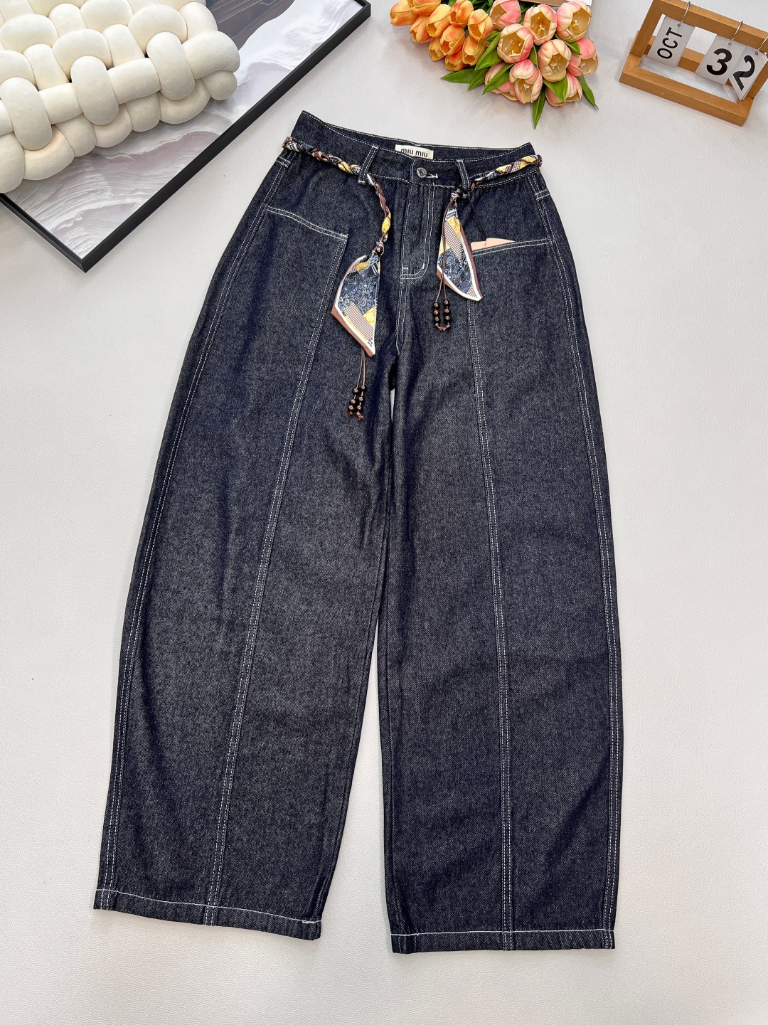 NO:565482,MiuMiu25FW new autumn and winter top-stitched design silk scarf belt wide-leg jeans丨exclusively developed by yb!  High quality production!  Made of dark indigo denim fabric, it has a vintage tone with a distressed texture. A large area of white topstitching runs through the trousers, visually creating a distinct three-dimensional sense. It is paired with a retro printed silk scarf woven belt. It has an ultra-loose wide-leg version that naturally hangs from the waist to the feet. Paired with a short top, it can be worn in a golden ratio of 30 to 70 minutes. Even a small person can control the atmosphere. The three standards are complete, and large quantities are shipped. Size sml  coding,,miumiu,jeans,gold,alexander wang19860909MiuMiu25FW秋冬新款明线设计丝巾腰带阔腿牛仔裤丨独家yb开发！高版出品！选用深靛蓝单宁面料,自带做旧质感的复古腔调.大面积白色明线工艺贯穿裤身,在视觉上打造出层次分明的立体感,搭配复古印花丝巾编织腰带,超宽松阔腿版型,从腰际自然垂坠至脚面,搭配短款上衣,分分钟穿出三七分黄金比例,小个子也能驾驭出大气场,三标齐全,大货出 尺码sml 编码,,miumiu,jeans,gold,alexander wang,Women's clothing