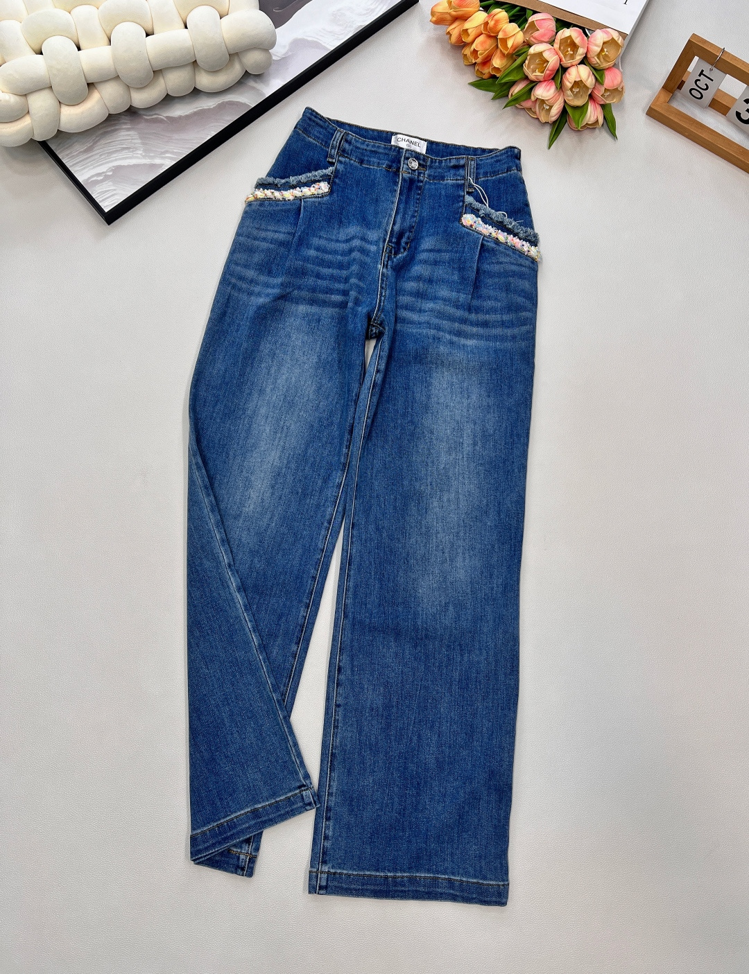 NO:565470,Chanel 25FW new autumn and winter style small fragrant pearl diamond-embellished wide-leg jeans丨Exclusive high-end version!  It is made of distressed denim fabric, with a pearl diamond-embellished woven belt design on the pockets of the trousers. The retro blue color brings a sense of luxury accumulated over time. It is soft and skin-friendly and stiff and stylish. The high-waisted wide-leg tailoring cleverly lengthens the leg lines. It is very friendly to all leg types and easily captures the sense of luxury every time you step out. Complete with three standards, large quantities are shipped. Size sml code, chanel, jeans, alexander wang19860909Chanel25FW秋冬新款小香风珍珠钻饰阔腿牛仔裤丨独家高版出品！选用做旧感牛仔面料,裤身口袋处的珍珠钻饰编织带设计,复古蓝调自带岁月沉淀的高级感,柔软亲肤且挺括有型,高腰阔腿剪裁,巧妙拉长腿部线条,对各种腿型都十分友好,轻松拿捏每一个出街瞬间的高级感.三标齐全,大货出 尺码sml 编码,,chanel,jeans,alexander wang,Women's clothing