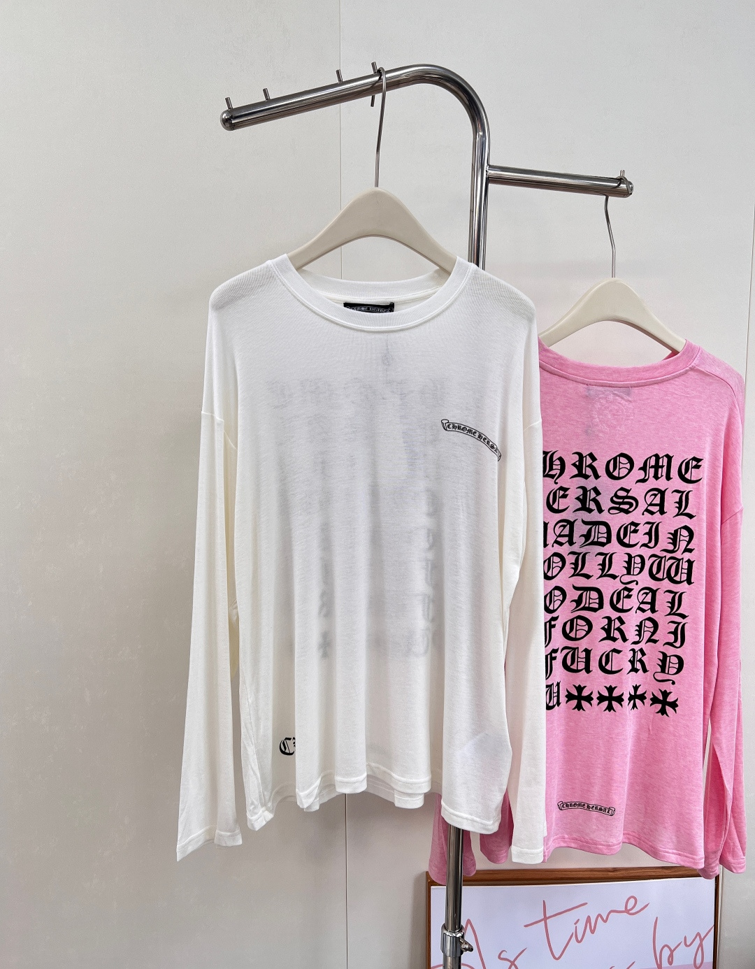 NO:565452,CHROME HEARTS Limited edition long-sleeved T-shirt with fan letter print. You can always trust CHROME HEARTS. Classic round neck design, modified neck line, echoing letter print on the chest, front and back, highly recognizable, loose fit, comfortable and versatile on the upper body!  It visually adds a fashionable and casual feeling. It has a sense of fashion that is visible to the eye. It is simply a versatile little expert. The loose fit makes it comfortable to wear without restraint. Customized fabrics. The texture is excellent. It looks good when worn inside or outside. The contrasting color combination visually adds a fashionable and casual feeling. It has a fashionable feeling that is visible to the eye. This is definitely a must-have item in autumn. You can go out after putting it on. It is perfect for the upper body. Everyone must have one.  , it looks good if you wear it casually, it feels completely free and comfortable ~ complete with three standards!  Two colors come out!  Size sml coding,,chrome hearts,chrome hearts,tees,t-shirt,alexander wang19860909CHROME HEARTS 克罗心限定樊文字母印花长袖T恤 你永远可以相信克罗心 经典圆领设计,修饰颈部线条,胸前后背字母印花相呼应,极具辨识度,宽松版型,上身舒适百搭！ 视觉上增添时尚又休闲的感觉 入眼可见的时髦感 简直就是百搭小能手 宽松版型 穿上自在无拘束 定制面料 质感一绝 内搭 外穿都好看～ 撞色搭配视觉上增添时尚又休闲的感觉入眼可见的时髦感 这件绝对是秋天的刚需单品,套上一件就可以出门,上身绝绝子,必须人手一件 ,随便搭搭就好看,完全是自由舒适的感觉~三标齐全！两色出！ 尺码sml 编码,,chrome hearts,chrome hearts,tees，t-shirt,alexander wang,Women's clothing