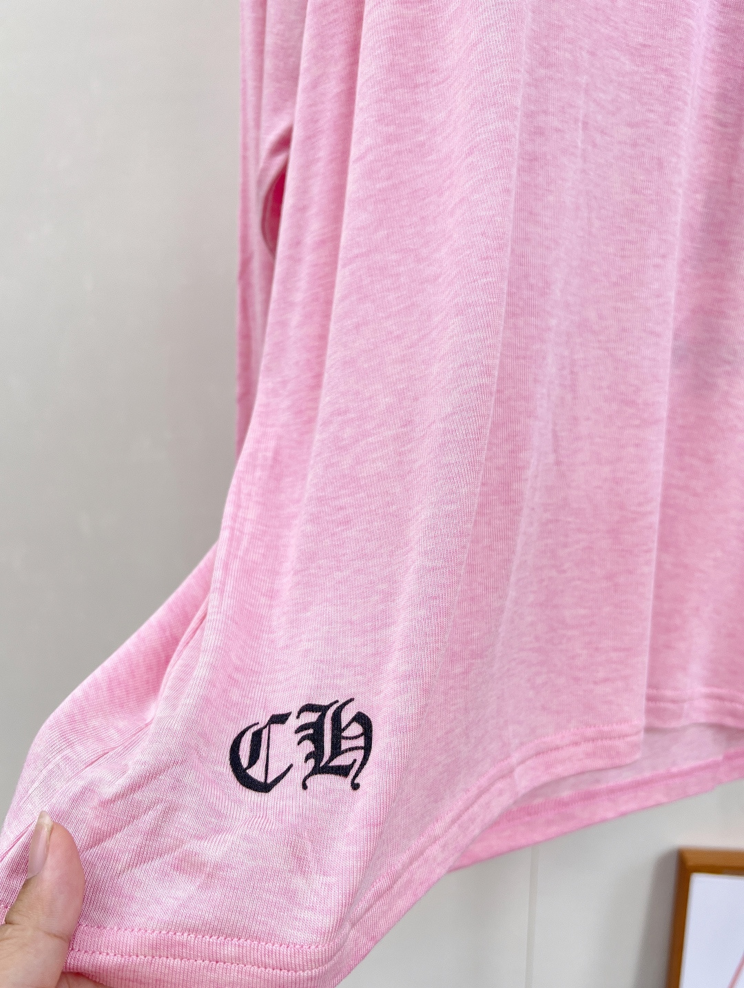 🆕 CHROME HEARTS 克罗心限定樊文字母印花长袖T恤你永远可以相信克罗心🖤经典圆领设计，修饰颈