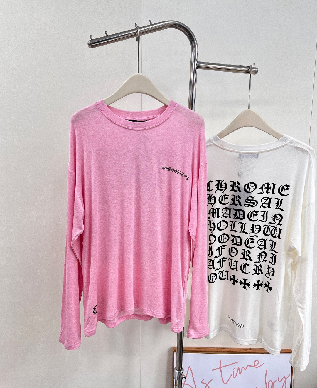 NO:565504,CHROME HEARTS Limited edition long-sleeved T-shirt with fan letter print. You can always trust CHROME HEARTS. Classic round neck design, modified neck line, echoing letter print on the chest, front and back, highly recognizable, loose fit, comfortable and versatile on the upper body!  It visually adds a fashionable and casual feeling. It has a sense of fashion that is visible to the eye. It is simply a versatile little expert. The loose fit makes it comfortable to wear without restraint. Customized fabrics. The texture is excellent. It looks good when worn inside or outside. The contrasting color combination visually adds a fashionable and casual feeling. It has a fashionable feeling that is visible to the eye. This is definitely a must-have item in autumn. You can go out after putting it on. It is perfect for the upper body. Everyone must have one.  , it looks good if you wear it casually, it feels completely free and comfortable ~ complete with three standards!  Two colors come out!  Size sml,,chrome hearts,chrome hearts,tees,t-shirt,alexander wang19860909CHROME HEARTS 克罗心限定樊文字母印花长袖T恤 你永远可以相信克罗心 经典圆领设计,修饰颈部线条,胸前后背字母印花相呼应,极具辨识度,宽松版型,上身舒适百搭！ 视觉上增添时尚又休闲的感觉 入眼可见的时髦感 简直就是百搭小能手 宽松版型 穿上自在无拘束 定制面料 质感一绝 内搭 外穿都好看～ 撞色搭配视觉上增添时尚又休闲的感觉入眼可见的时髦感 这件绝对是秋天的刚需单品,套上一件就可以出门,上身绝绝子,必须人手一件 ,随便搭搭就好看,完全是自由舒适的感觉~三标齐全！两色出！ 尺码sml 编,,chrome hearts,chrome hearts,tees，t-shirt,alexander wang,Women's clothing