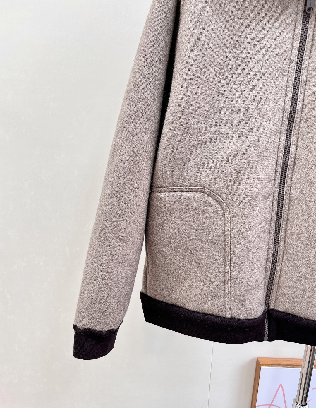 🆕MiuMiu25SS秋冬新款温暖美拉德配色，来get秋冬第一件外套～软乎乎廓形摇粒绒外套穿上就是时髦精