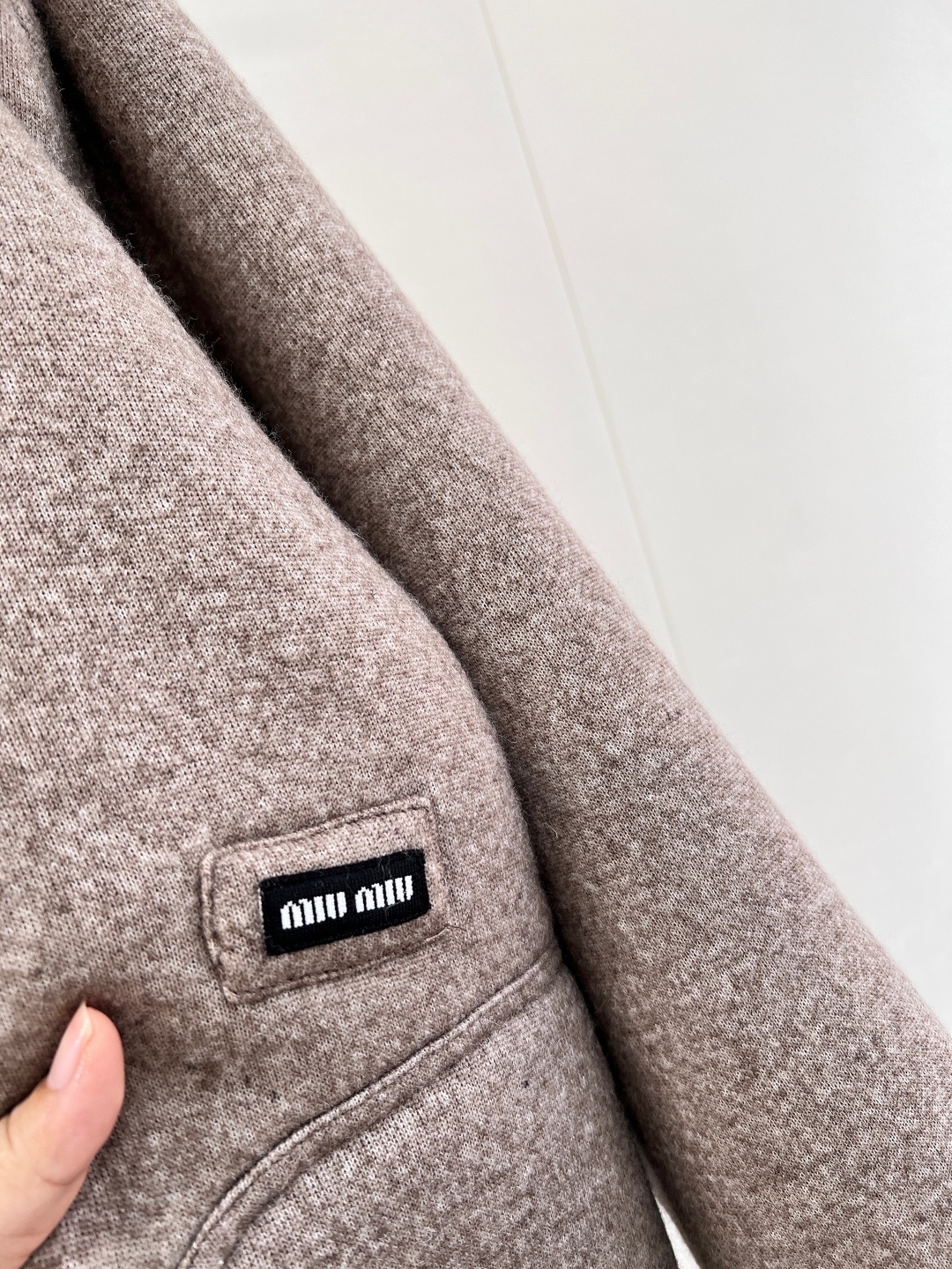 🆕MiuMiu25SS秋冬新款温暖美拉德配色，来get秋冬第一件外套～软乎乎廓形摇粒绒外套穿上就是时髦精