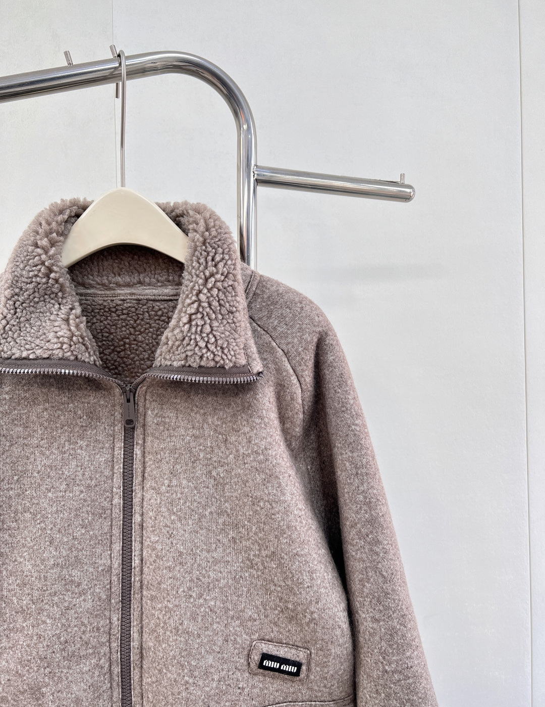 🆕MiuMiu25SS秋冬新款温暖美拉德配色，来get秋冬第一件外套～软乎乎廓形摇粒绒外套穿上就是时髦精