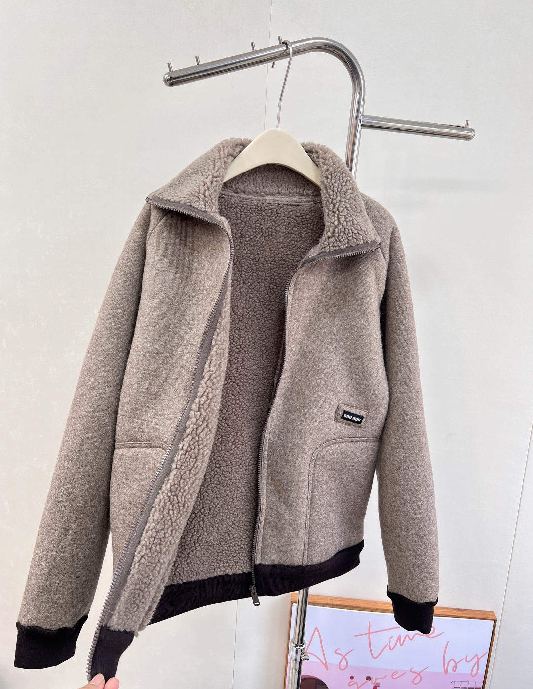 🆕MiuMiu25SS秋冬新款温暖美拉德配色，来get秋冬第一件外套～软乎乎廓形摇粒绒外套穿上就是时髦精