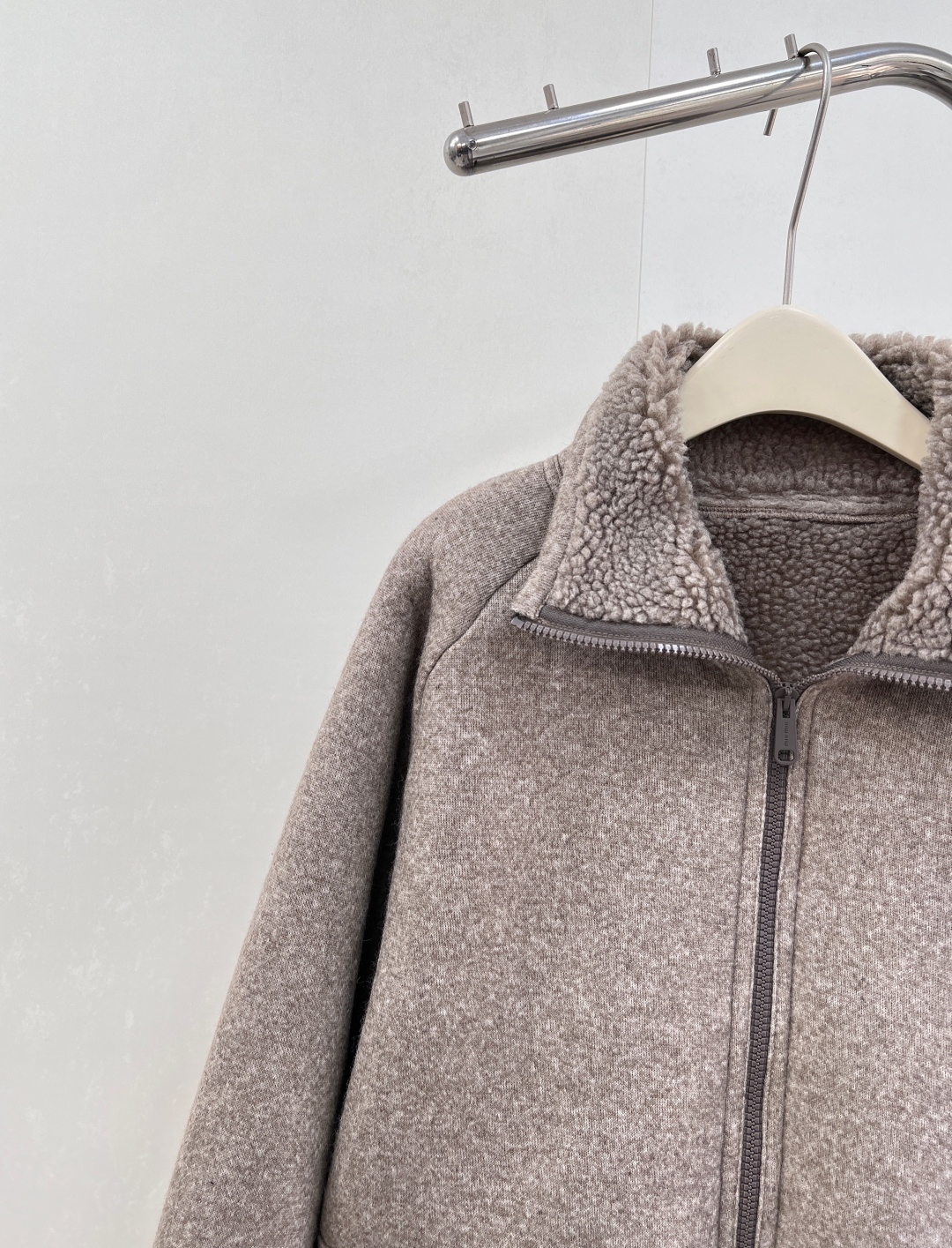 🆕MiuMiu25SS秋冬新款温暖美拉德配色，来get秋冬第一件外套～软乎乎廓形摇粒绒外套穿上就是时髦精