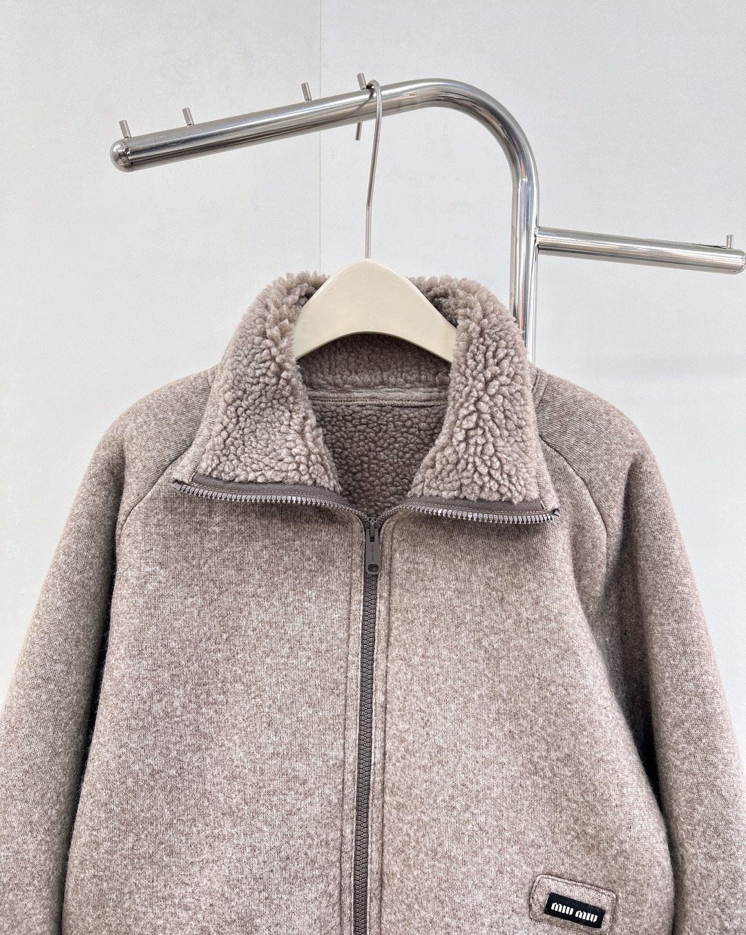 🆕MiuMiu25SS秋冬新款温暖美拉德配色，来get秋冬第一件外套～软乎乎廓形摇粒绒外套穿上就是时髦精