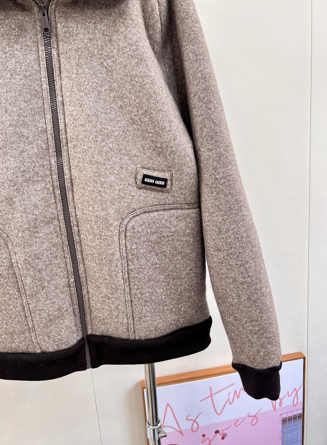 🆕MiuMiu25SS秋冬新款温暖美拉德配色，来get秋冬第一件外套～软乎乎廓形摇粒绒外套穿上就是时髦精