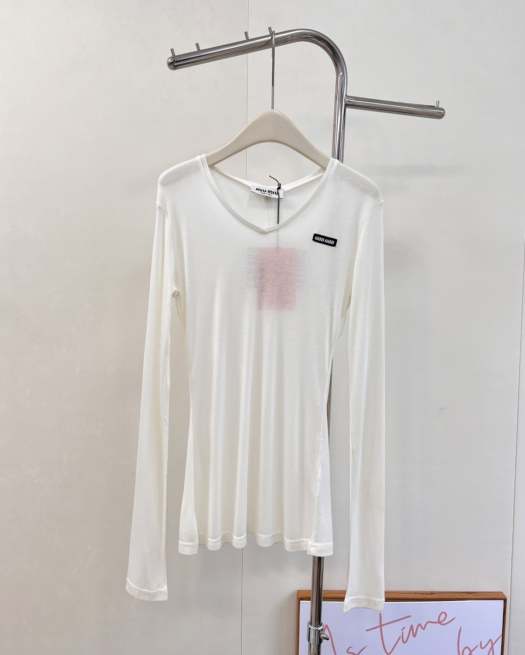 NO:566304,MiuMiu 2025SS new Tencel wool base layer sweater is a must-have layering base layer sweater this autumn and winter. The texture of Tencel + wool is very soft and skin-friendly. The upper body is warm and breathable. It is very elastic and does not flatter your figure. If you hate tight base layers that cannot hide your flesh, you must not miss it.  This piece not only covers the flesh and makes you look slimmer, but also outlines the waistline. There is also a seam design in the middle of the back. It is full of muscles and makes the back slimmer. It is recommended to wear two pieces in a layer. It is warm and fashionable at the same time. It is not tight and is in line with this year's popular outfits. It is designed based on minimalist style and classic tailoring.  Create an effortless outfit, complete three standards, two colors, size sml code, miumiu, alexander wang19860909MiuMiu2025SS新款天丝羊毛打底衫,今年秋冬必入的叠穿打底衫,天丝+羊毛的质地,手感满分亲肤柔软,上身保暖+透气性十足,弹性非常大不挑身材,如果讨厌紧绷无法藏肉的打底衫,那一定不能错过这件,遮肉显瘦的同时还能勾勒腰线,后背中间还做了缝线设计,筋骨感十足显背薄背瘦,推荐两件叠穿的方式,保暖up的同时,又很有时髦感,不紧绷也很符合今年流行的感穿搭,以极简风格和经典剪裁为基础设计. 打造不费力穿搭,三标齐全,两色出 尺码sml 编码,,miumiu,alexander wang,Women's clothing