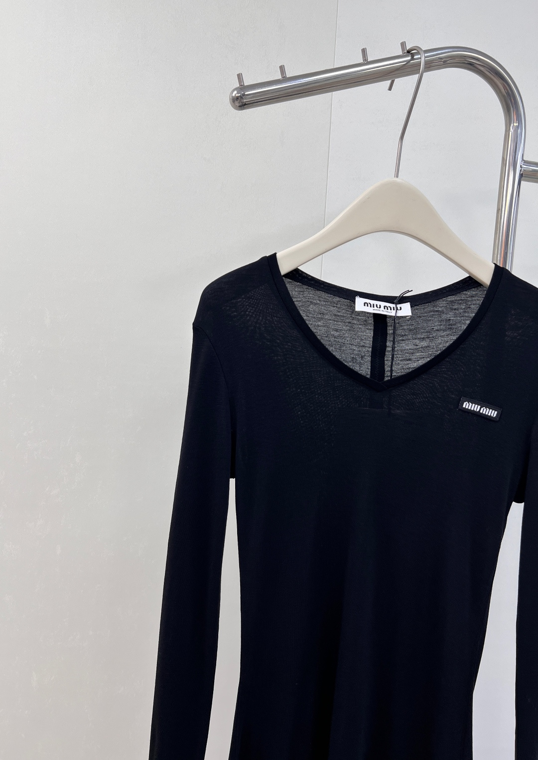 🆕MiuMiu2025SS新款天丝羊毛打底衫，今年秋冬必入的叠穿打底衫，天丝+羊毛的质地，手感满分亲肤柔