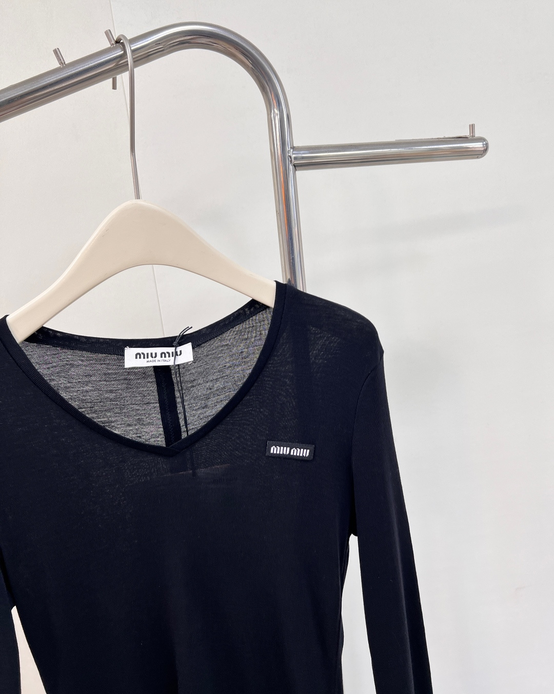 🆕MiuMiu2025SS新款天丝羊毛打底衫，今年秋冬必入的叠穿打底衫，天丝+羊毛的质地，手感满分亲肤柔