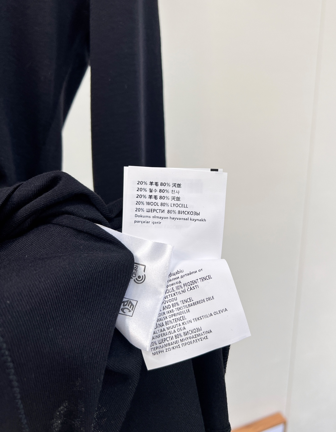 🆕MiuMiu2025SS新款天丝羊毛打底衫，今年秋冬必入的叠穿打底衫，天丝+羊毛的质地，手感满分亲肤柔