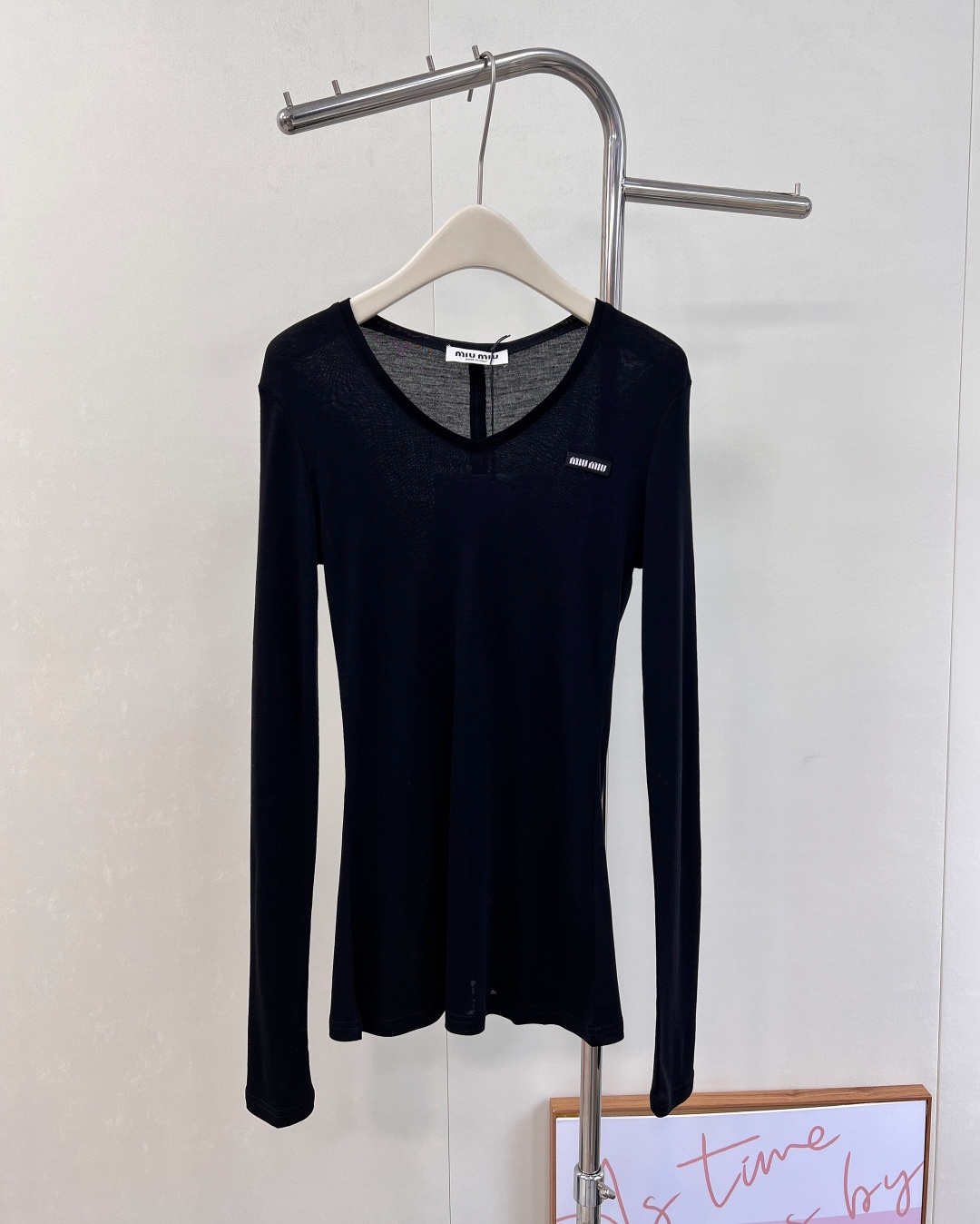 NO:566298,MiuMiu 2025SS new Tencel wool base layer sweater is a must-have layering base layer sweater this autumn and winter. The texture of Tencel + wool is very soft and skin-friendly. The upper body is warm and breathable. It is very elastic and does not flatter your figure. If you hate tight base layers that cannot hide your flesh, you must not miss it.  This piece not only covers the flesh and makes you look slimmer, but also outlines the waistline. There is also a seam design in the middle of the back. It is full of muscles and makes the back slimmer. It is recommended to wear two pieces in a layer. It is warm and fashionable at the same time. It is not tight and is in line with this year's popular outfits. It is designed based on minimalist style and classic tailoring.  Create an effortless outfit, complete three standards, two colors, size sml code, miumiu, alexander wang19860909MiuMiu2025SS新款天丝羊毛打底衫,今年秋冬必入的叠穿打底衫,天丝+羊毛的质地,手感满分亲肤柔软,上身保暖+透气性十足,弹性非常大不挑身材,如果讨厌紧绷无法藏肉的打底衫,那一定不能错过这件,遮肉显瘦的同时还能勾勒腰线,后背中间还做了缝线设计,筋骨感十足显背薄背瘦,推荐两件叠穿的方式,保暖up的同时,又很有时髦感,不紧绷也很符合今年流行的感穿搭,以极简风格和经典剪裁为基础设计. 打造不费力穿搭,三标齐全,两色出 尺码sml 编码,,miumiu,alexander wang,Women's clothing