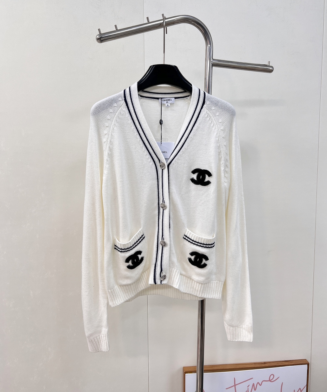 NO:566218,CHANEL's new autumn and winter style V-neck knitted cardigan, a must-have wool blend material for autumn and winter, soft and delicate, super thick and comfortable. The contrasting collar design breaks the dull monotony, and the classic version is versatile and not picky. The classic small fragrance version is clean and neat, and the upper body is a elegant and fashionable beauty. Wear it with a gentle feeling, the overall simplicity and design sense. Retro and fashionable~ Just need one piece  The high-end feel is at your fingertips. No matter what occasion you wear it, it won’t stretch your hips. The look with your eyes closed is super beautiful!  Complete three standards, two colors, size sml code, chanel, alexander wang19860909CHANEL秋冬新款中古风V领针织开衫,秋冬必备的羊毛混纺材质,柔软细腻,超级厚实舒适 撞色领边设计打破沉闷的单调,经典版型百搭不挑人 经典的小香风版型,干净利落,上身就是气质时尚美女 穿上一整个温柔的感觉,整体简约又有设计感 复古时髦～ 只需要一件 高级感信手拈来,无论在什么场合穿都不会拉胯～闭眼入凹造型超美腻！三标齐全,两色出 尺码sml 编码,,chanel,alexander wang,Women's clothing