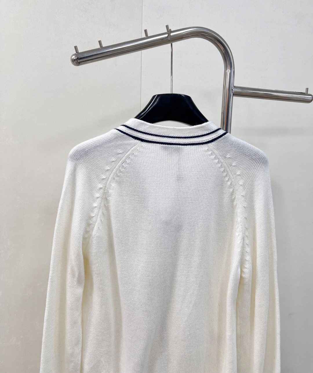 🆕CHANEL秋冬新款中古风V领针织开衫，秋冬必备的羊毛混纺材质，柔软细腻，超级厚实舒适👀 撞色领边设计