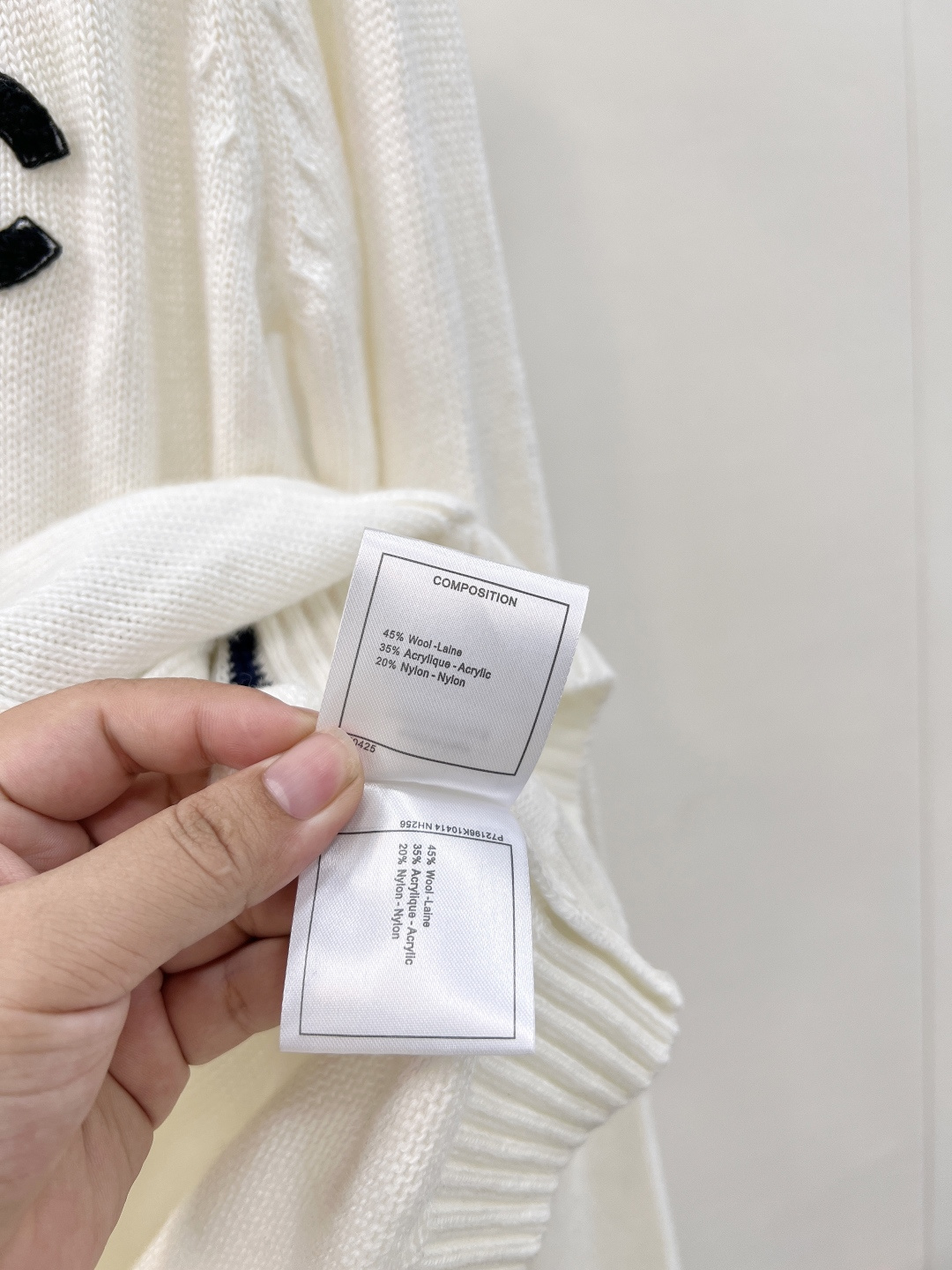 🆕CHANEL秋冬新款中古风V领针织开衫，秋冬必备的羊毛混纺材质，柔软细腻，超级厚实舒适👀 撞色领边设计