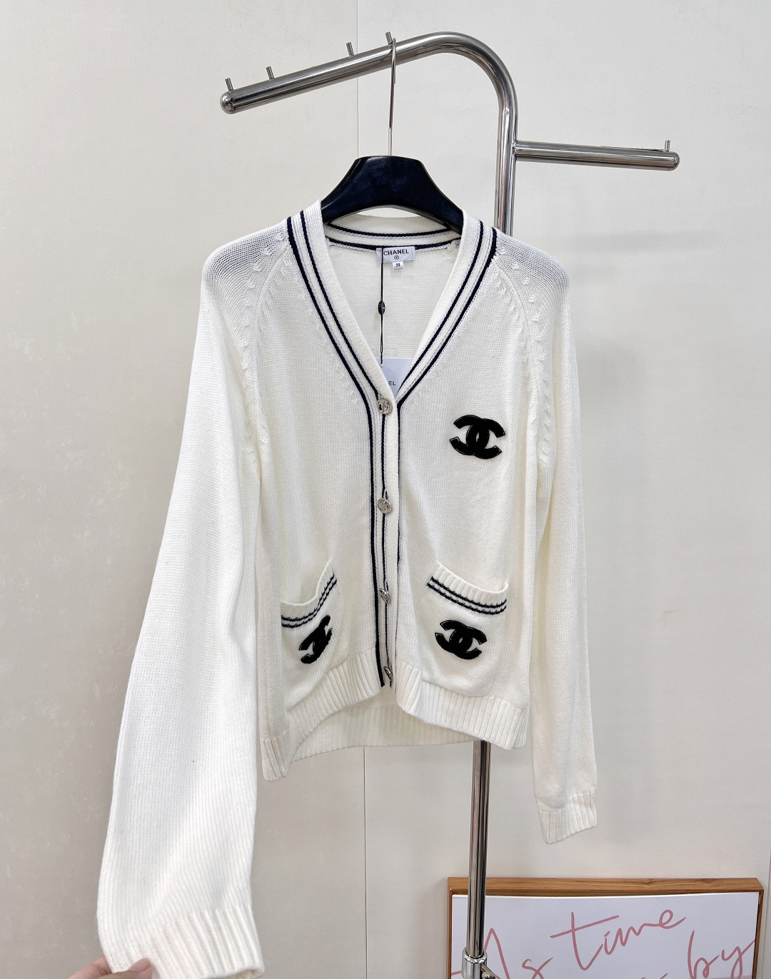 🆕CHANEL秋冬新款中古风V领针织开衫，秋冬必备的羊毛混纺材质，柔软细腻，超级厚实舒适👀 撞色领边设计