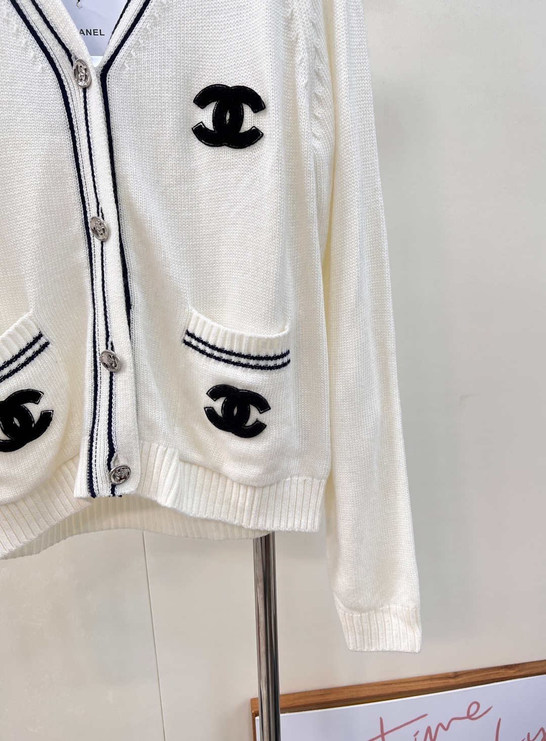 🆕CHANEL秋冬新款中古风V领针织开衫，秋冬必备的羊毛混纺材质，柔软细腻，超级厚实舒适👀 撞色领边设计