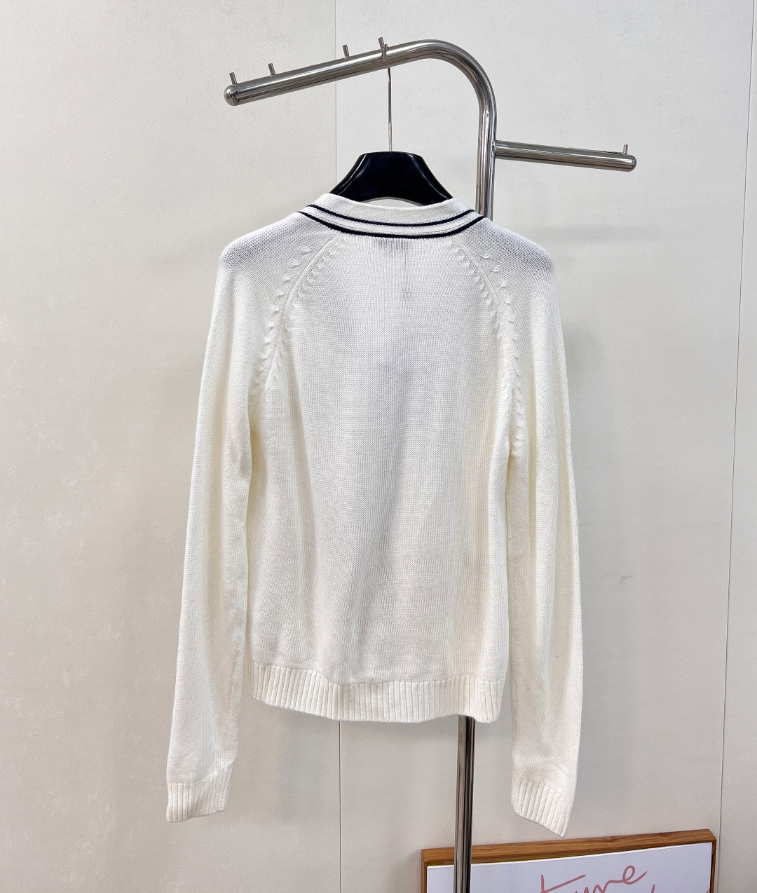 🆕CHANEL秋冬新款中古风V领针织开衫，秋冬必备的羊毛混纺材质，柔软细腻，超级厚实舒适👀 撞色领边设计