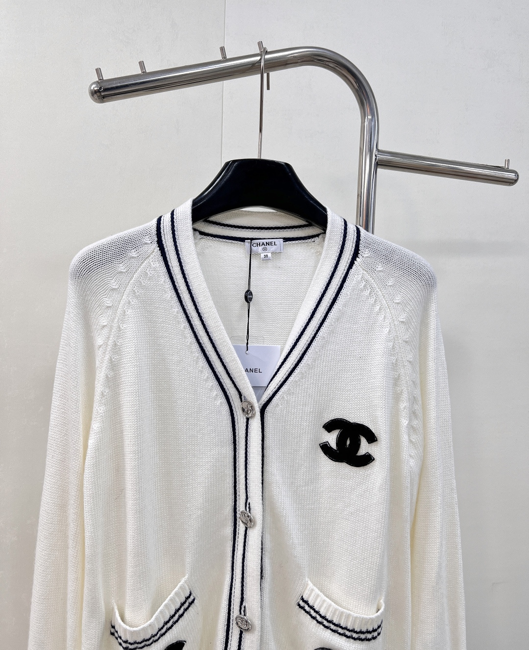 🆕CHANEL秋冬新款中古风V领针织开衫，秋冬必备的羊毛混纺材质，柔软细腻，超级厚实舒适👀 撞色领边设计