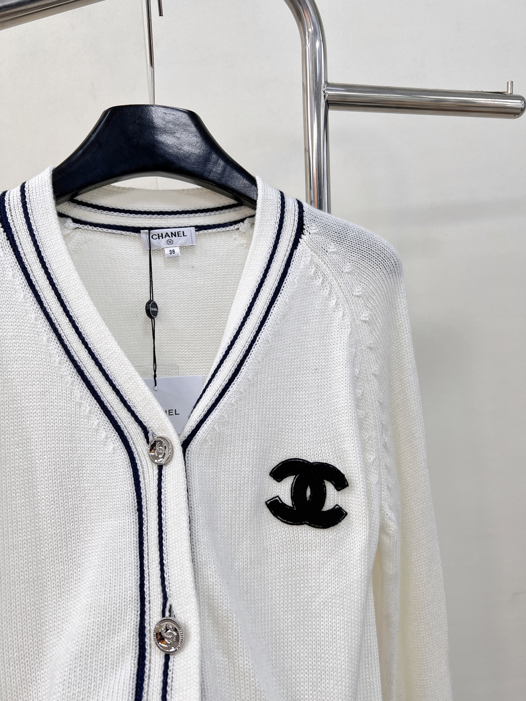 🆕CHANEL秋冬新款中古风V领针织开衫，秋冬必备的羊毛混纺材质，柔软细腻，超级厚实舒适👀 撞色领边设计