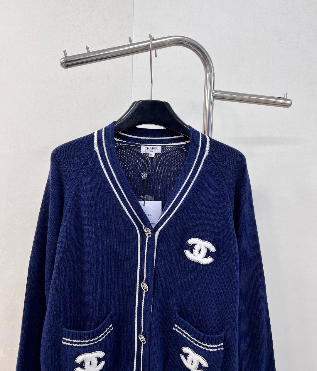 🆕CHANEL秋冬新款中古风V领针织开衫，秋冬必备的羊毛混纺材质，柔软细腻，超级厚实舒适👀 撞色领边设计