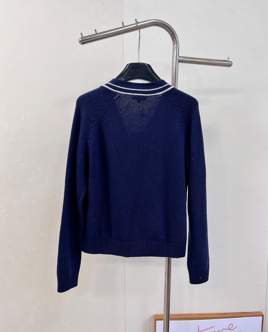 🆕CHANEL秋冬新款中古风V领针织开衫，秋冬必备的羊毛混纺材质，柔软细腻，超级厚实舒适👀 撞色领边设计