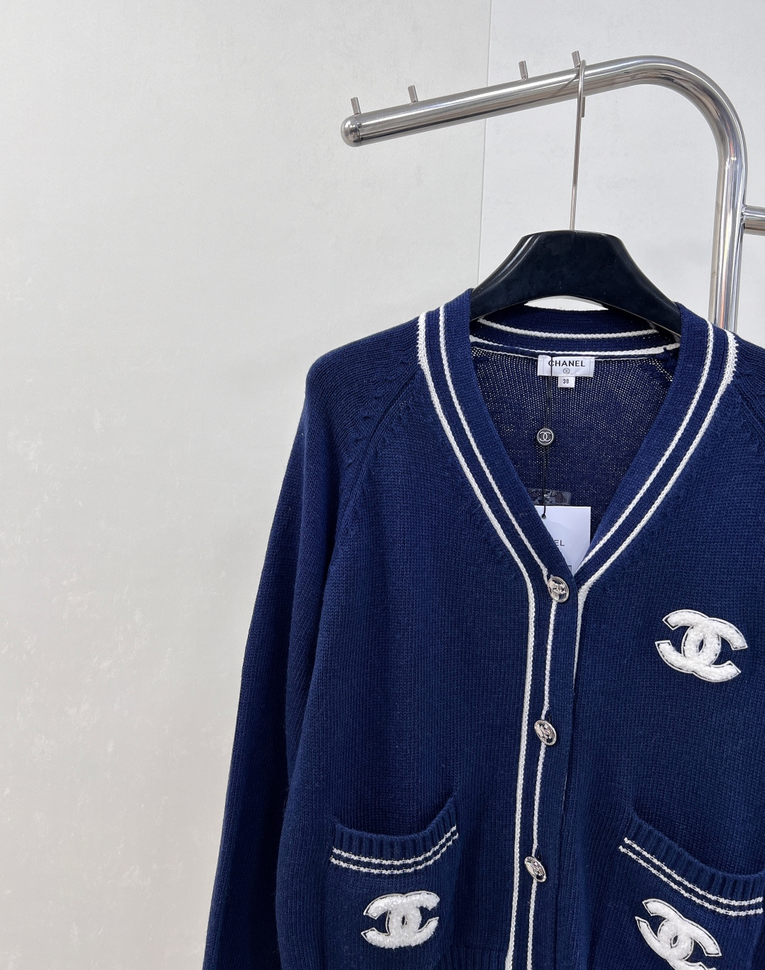 🆕CHANEL秋冬新款中古风V领针织开衫，秋冬必备的羊毛混纺材质，柔软细腻，超级厚实舒适👀 撞色领边设计