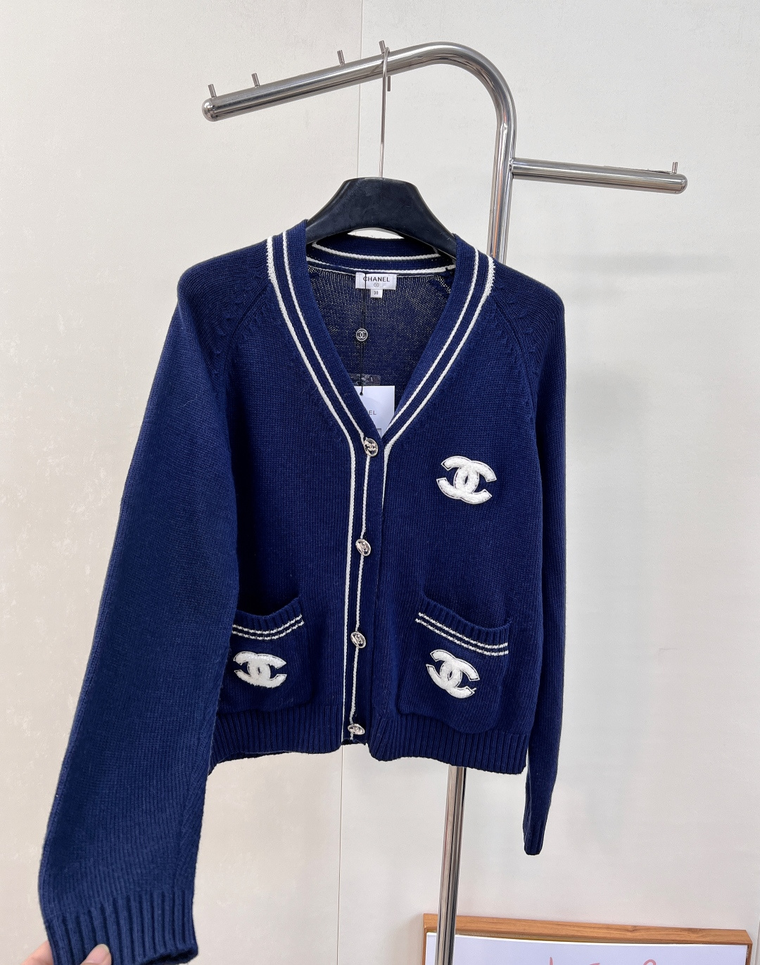 🆕CHANEL秋冬新款中古风V领针织开衫，秋冬必备的羊毛混纺材质，柔软细腻，超级厚实舒适👀 撞色领边设计